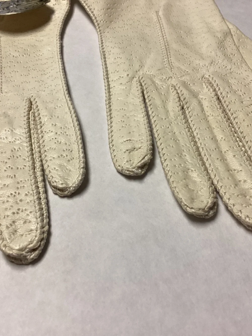 DEERSKIN.GLOVES. IVORY.  color absolutely beautiful incredibly 6/1/2